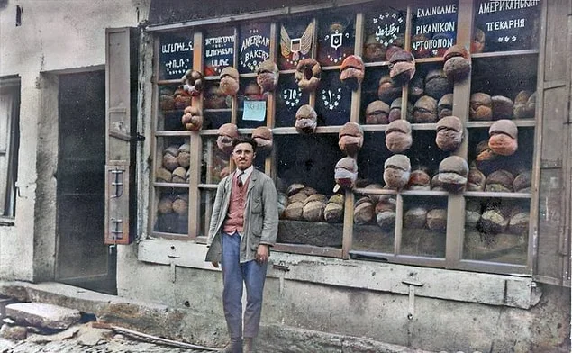 Amerikan fırınının önü, İstanbul, 1922.webp