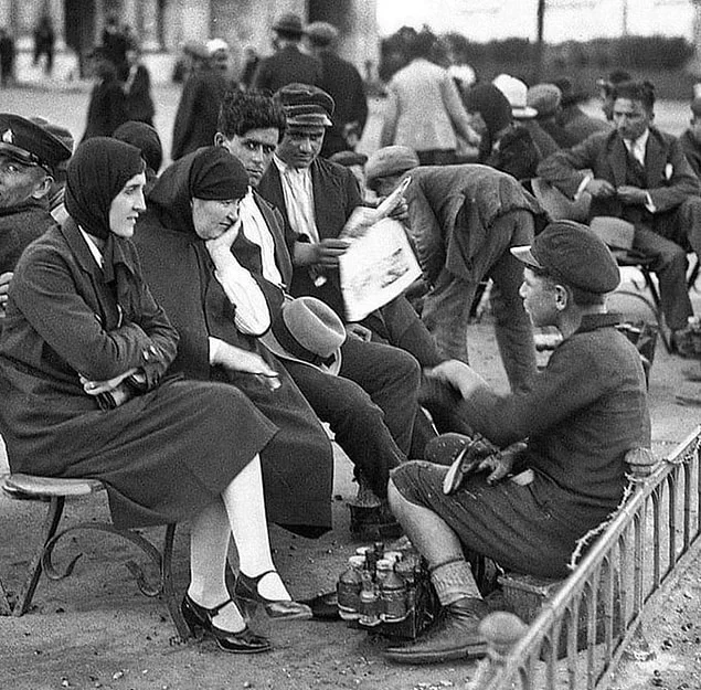 Beyazıt Meydanı'nda müşterileriyle sohbet eden bir ayakkabı boyacısı, İstanbul, 1930.webp