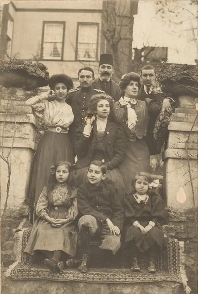 Büyükadalı bir aile, İstanbul, 1910.webp