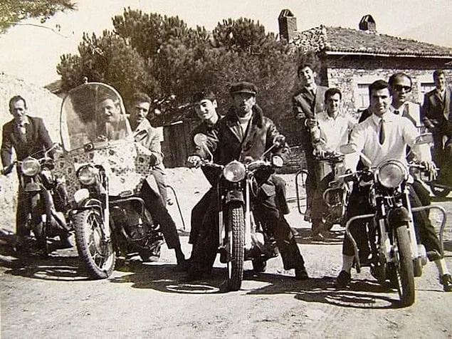 Eşme'de motosikletleri ile gezen bir arkadaş grubu, Uşak, 1967.webp