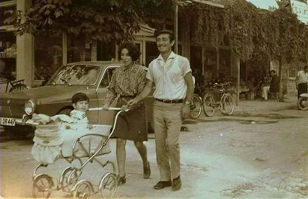 Hafta sonu bebekleri ile gezmeye çıkmış bir çift, Konya, 1970..webp