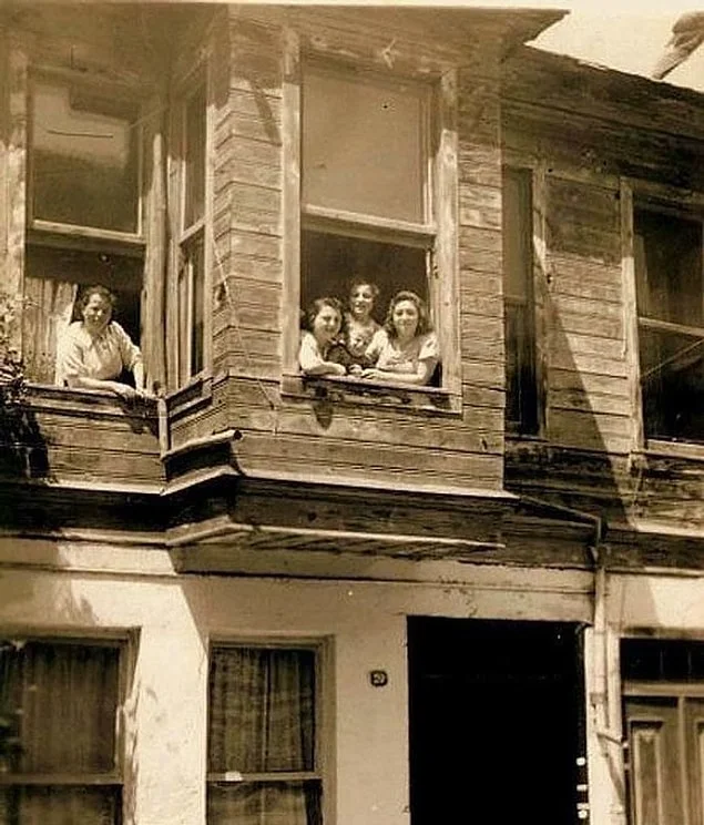 Kuzguncuk'ta bir aile, İstanbul, 1950.webp