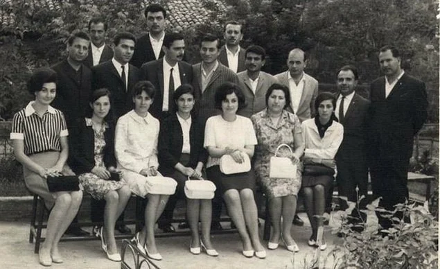 Ortahisar Karma Ortaokulu öğretmenleri ve çalışanları, Trabzon, 1963.webp