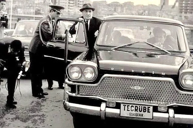 Türkiye'nin ilk yerli otomobili Devrim'e binen Cumhurbaşkanı Cemal Gürsel, Eskişehir, 1961.webp