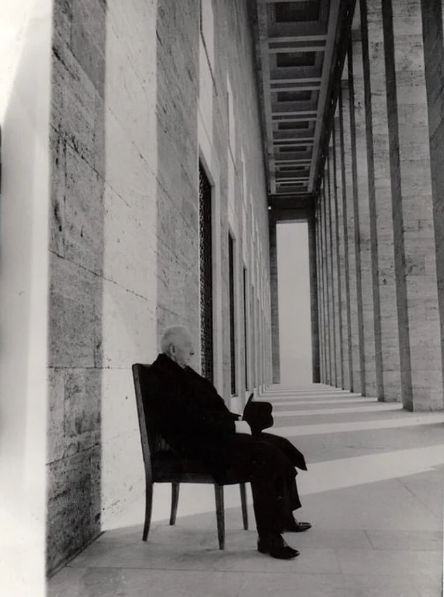 İsmet İnönü, silah arkadaşı Mustafa Kemal Atatürk'ün kabir ziyaretinde, Ankara, 1961.webp