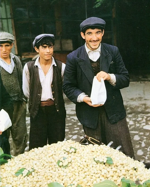Keyfi yerinde bir dut satıcısı, İstanbul, 1950.webp