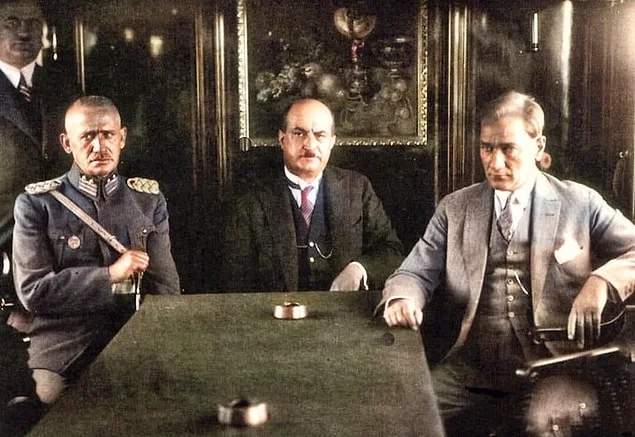 Mustafa Kemal Atatürk ve arkadaşları Ankara'dan İstanbul'a trenle giderken, 1929.webp